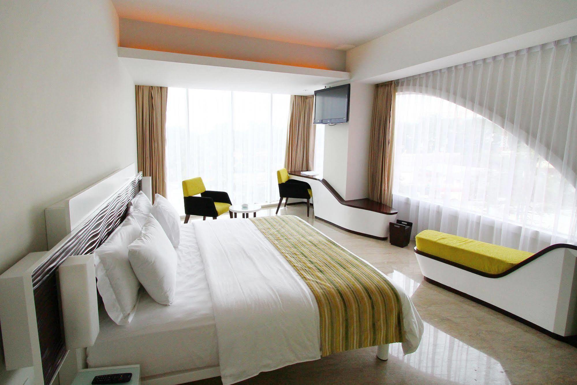 Sensa Hotel Bandung Esterno foto